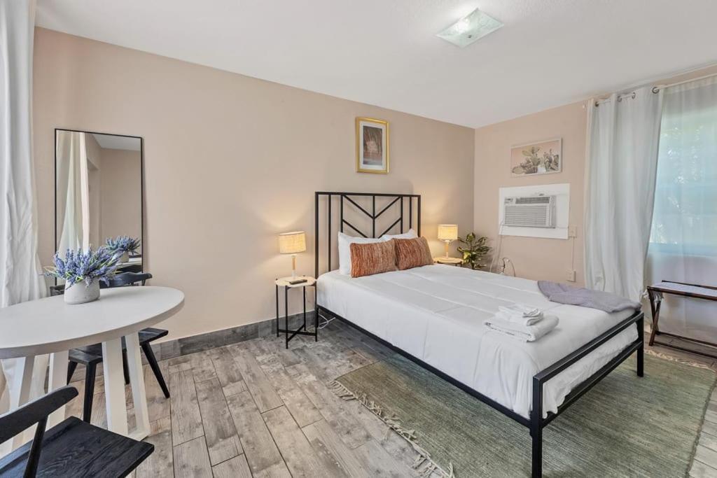 Located By The Beach 1 Bedroom With Parking And Pool Clearwater Exterior foto